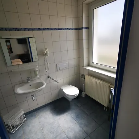 Pilotenunterkunft Fliegerhorst Отель Штраусберг