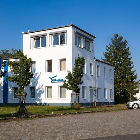 Pilotenunterkunft Fliegerhorst Отель Штраусберг