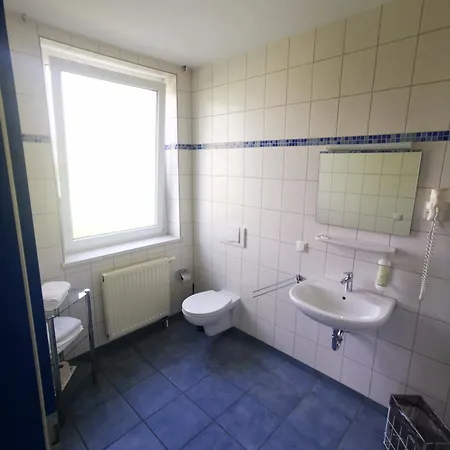 Pilotenunterkunft Fliegerhorst Отель Штраусберг